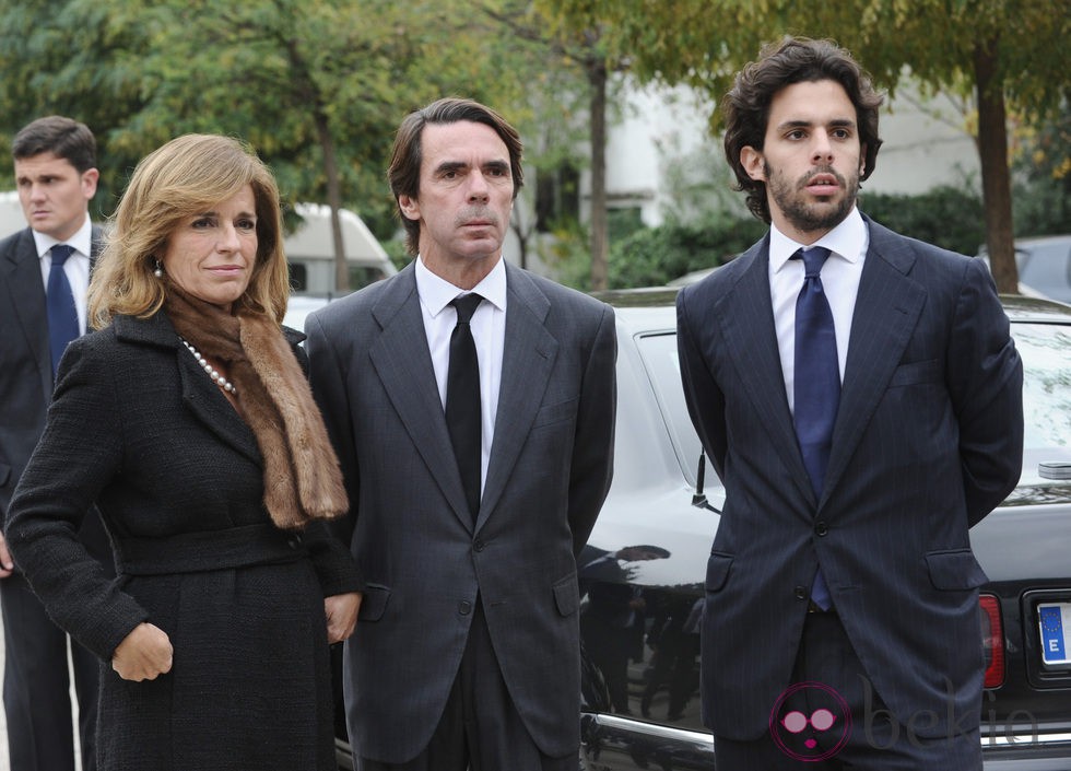 Ana Botella, José María Aznar y Alonso Aznar en el funeral de Ernesto Botella