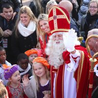 Máxima de Holanda y sus hijas Amalia, Alexia y Ariane con San Nicolás