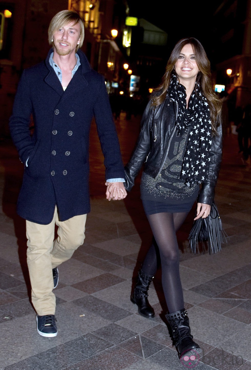 Romina Belluscio y Guti cogidos de la mano por Madrid
