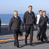 El Príncipe Felipe visita el buque 'Juan Carlos I' en Rota