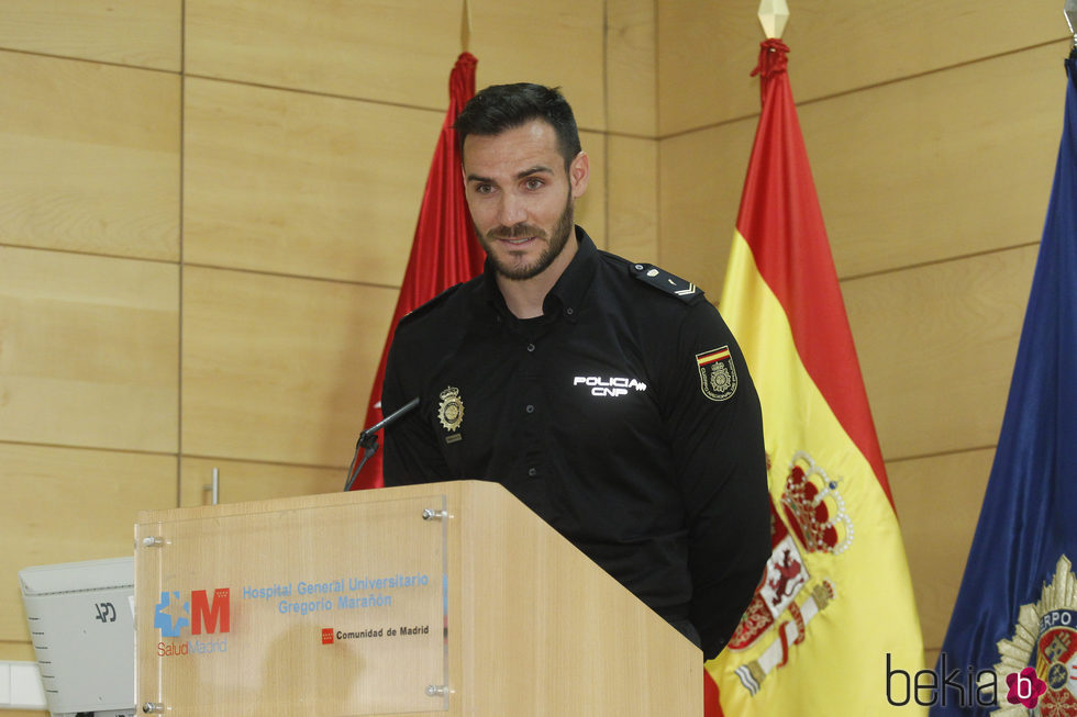 Saúl Craviotto dando una charla de Policía
