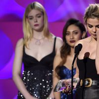 Selena Gomez muy emocionada recogiendo el Premio a la Mujer del Año 2017 de Billboard
