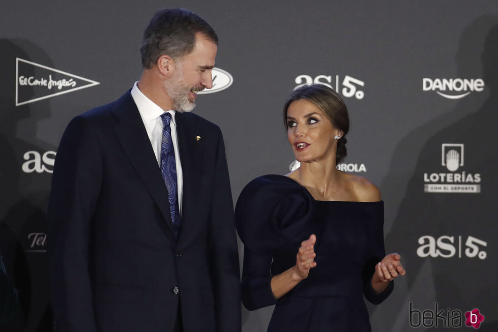 Los Reyes Felipe y Letizia, muy cómplices en la entrega de los Premios AS 2017
