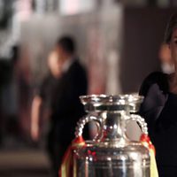 La Reina Letizia observando el trofeo de los Premios AS 2017