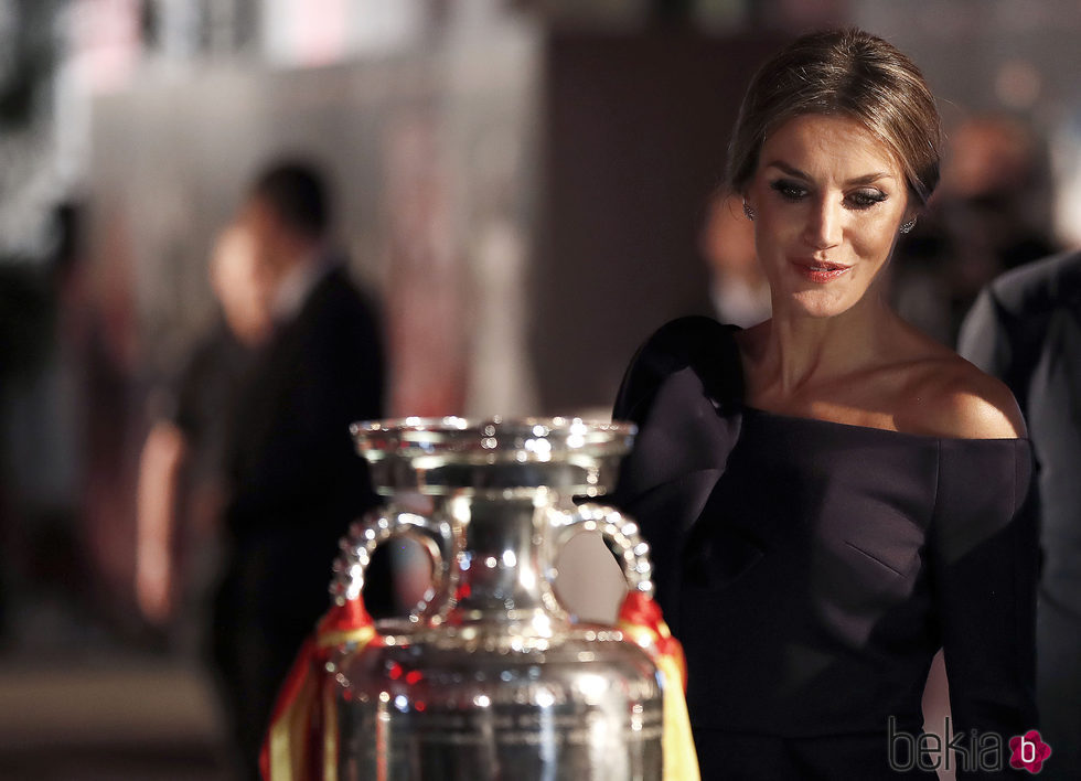 La Reina Letizia observando el trofeo de los Premios AS 2017