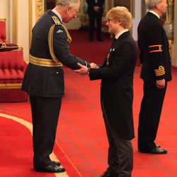 Ed Sheeran recibe la medalla del Orden del Imperio Británico