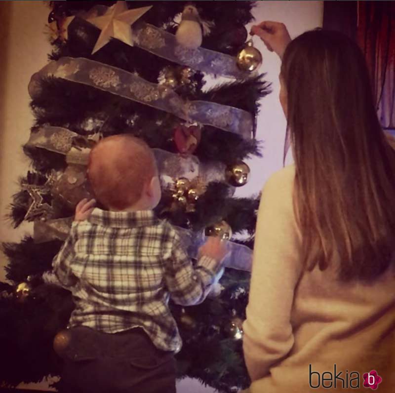 Helen Lindes y su hijo Alan decorando el árbol de Navidad
