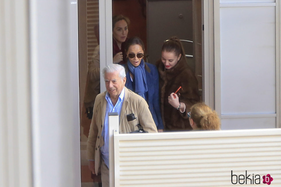 Isabel Preysler, Mario Vargas Llosa y Tamara Falcó llegando de la boda de Ana Boyer y Verdasco