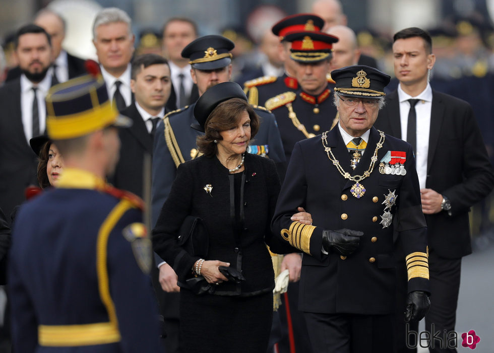 Carlos Gustavo y Silvia de Suecia en el funeral de Miguel de Rumanía