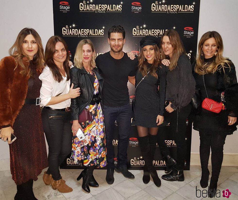 Paula Echevarría y las Pencas viendo a Maxi Iglesias en 'El Guardaespaldas'