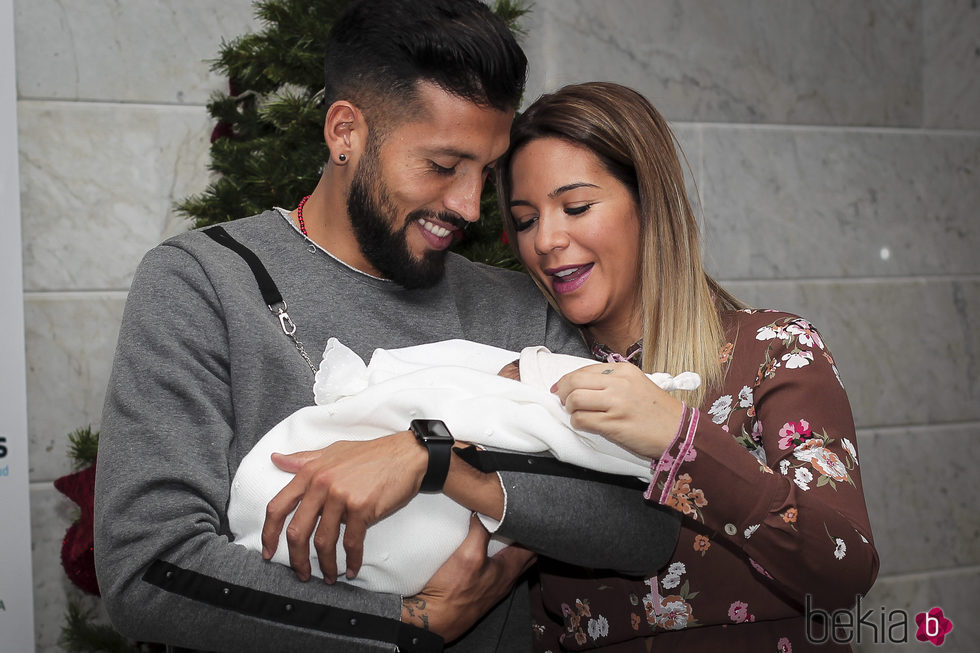Ezequiel Garay y Tamara Gorro presentan a su hijo Antonio