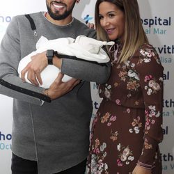 Tamara Gorro y Ezequiel Garay presentando a su hijo Antonio