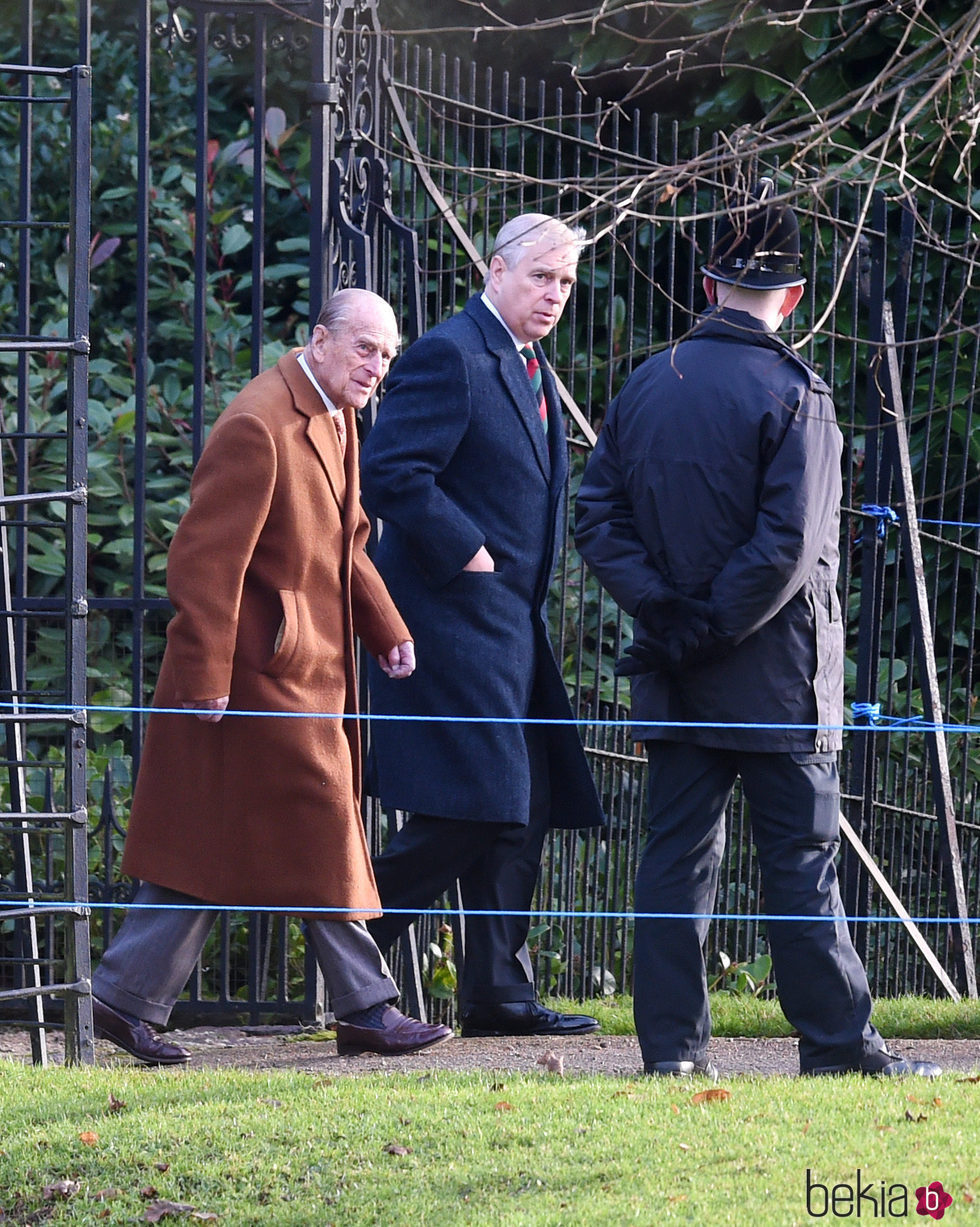 El Duque de Edimburgo y el Duque de York en la Misa de Navidad 2017 en Sandringham
