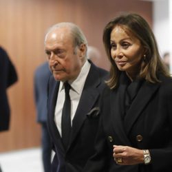 Isabel Preysler y Tomás Terry acudiendo al tanatorio tras la muerte de Carmen Franco
