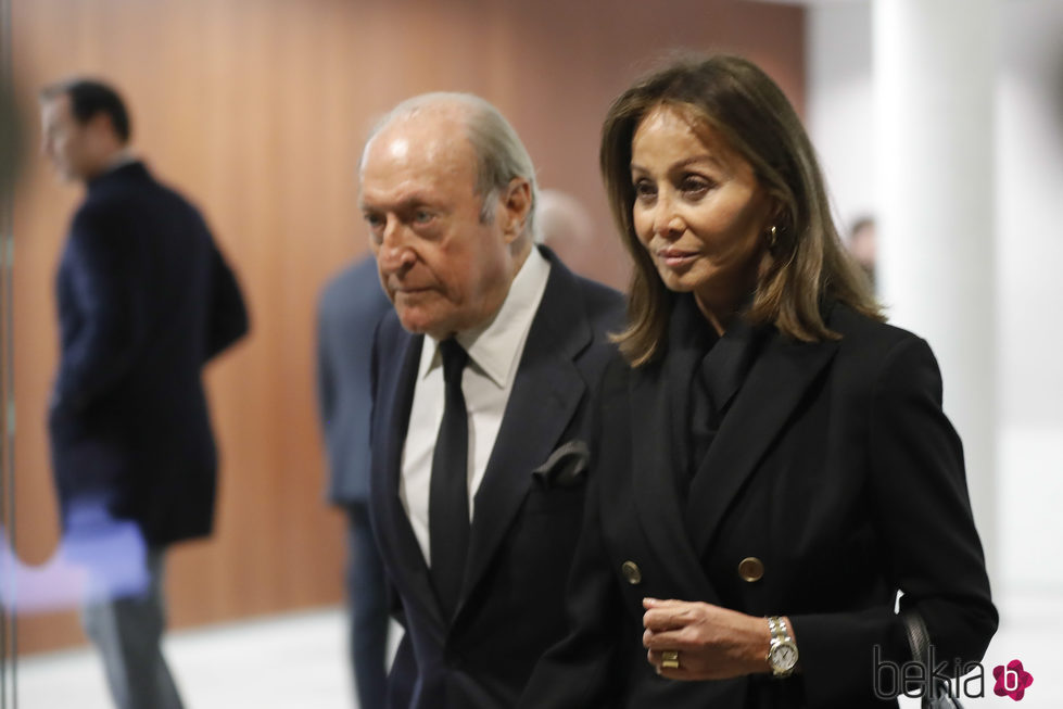 Isabel Preysler y Tomás Terry acudiendo al tanatorio tras la muerte de Carmen Franco