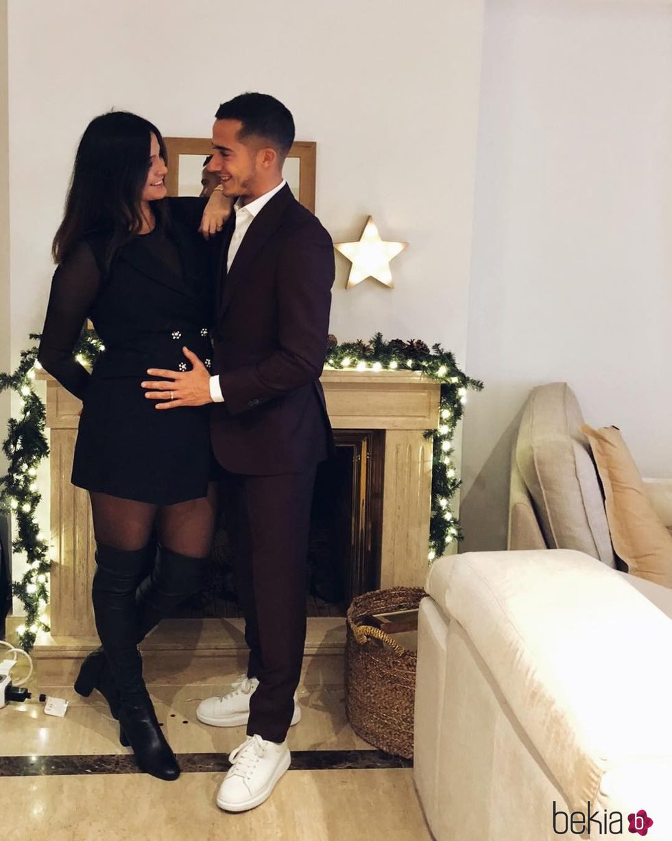 Lucas Vázquez y Macarena Rodríguez anunciando que van a ser padres
