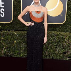 Allison Williams en la alfombra roja de los Globos de Oro 2018
