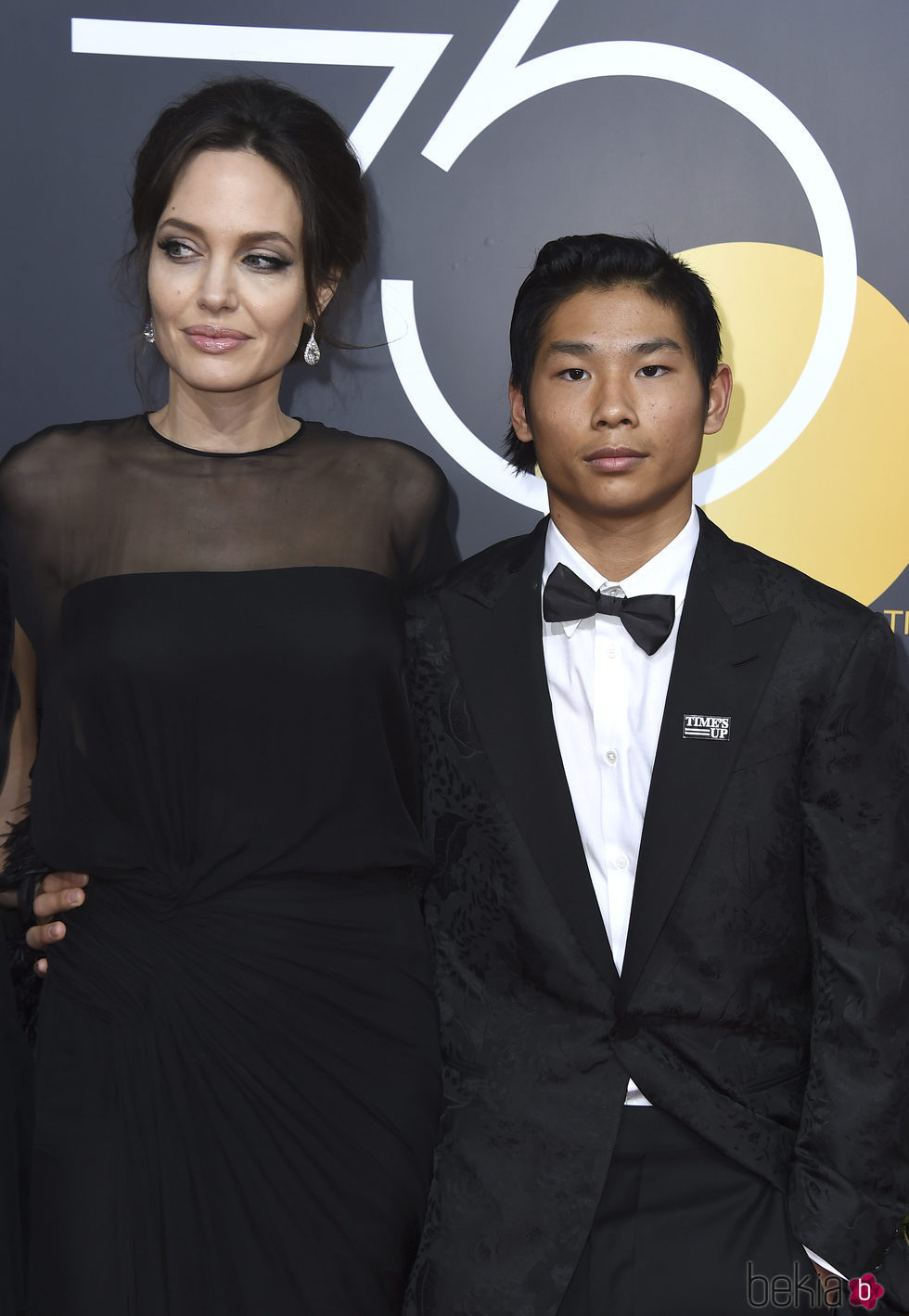 Angelina Jolie y su hijo Maddox en la alfombra roja de los Globos de Oro 2018