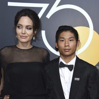 Angelina Jolie y su hijo Maddox en la alfombra roja de los Globos de Oro 2018