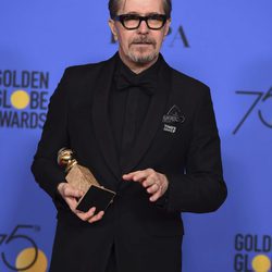 Gary Oldman con su Globo de Oro 2018 por 'Las horas más oscuras'