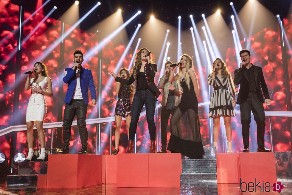 Los concursantes de 'OT 2017' en la gala 10 cantando 'Resistiré'