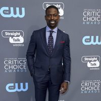 Sterling K. Brown en la alfombra roja de los Critics' Choice Awards 2018