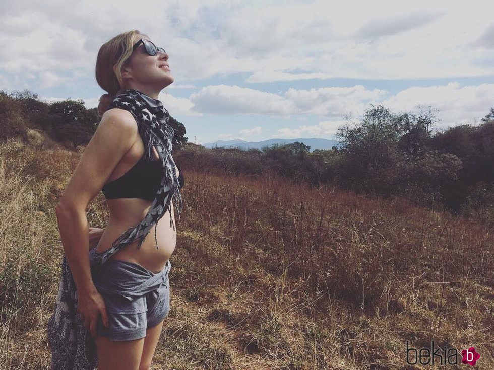 Carla Nieto anuncia que será madre luciendo incipiente tripita
