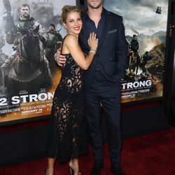 Elsa Pataky y Chris Hemsworth posan en la premiere de la película '12 strong'