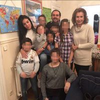 Georgina Rodríguez rodeada de niños en uno de los centros de Nuevo Futuro