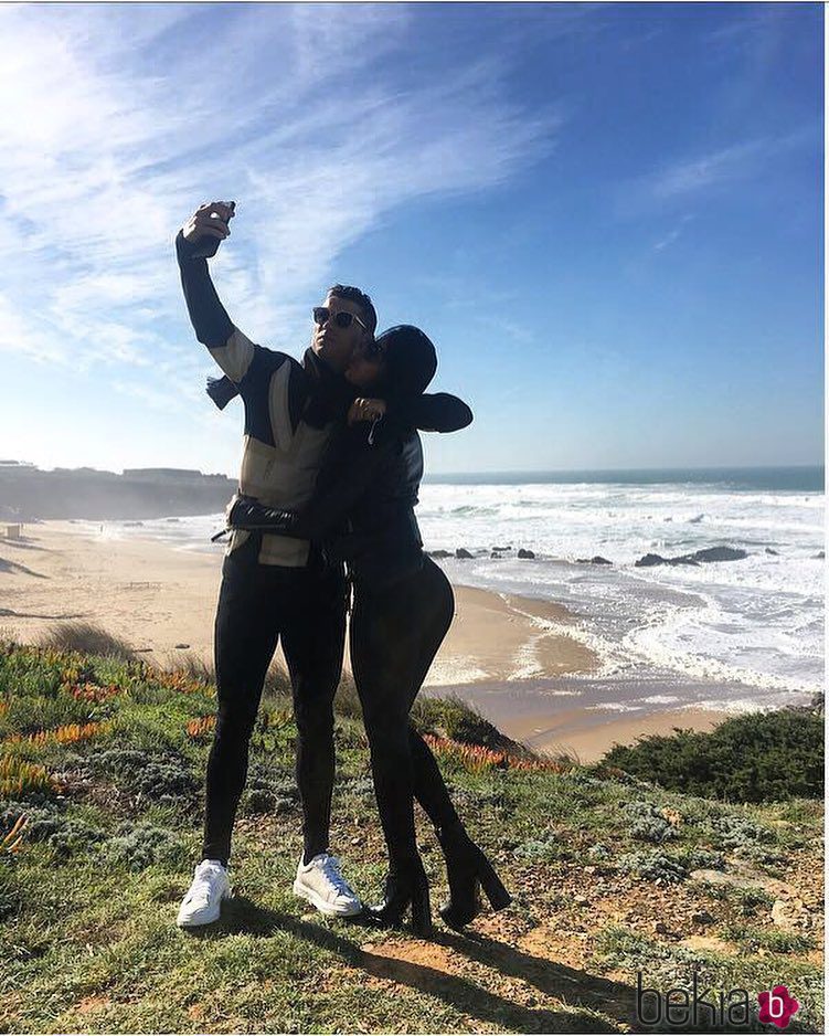 Cristiano Ronaldo y Georgina Rodríguez haciéndose una selfie en Portugal