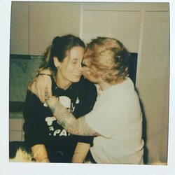 Ed Sheeran dando un beso y un abrazo a su novia Cherry Seaborn