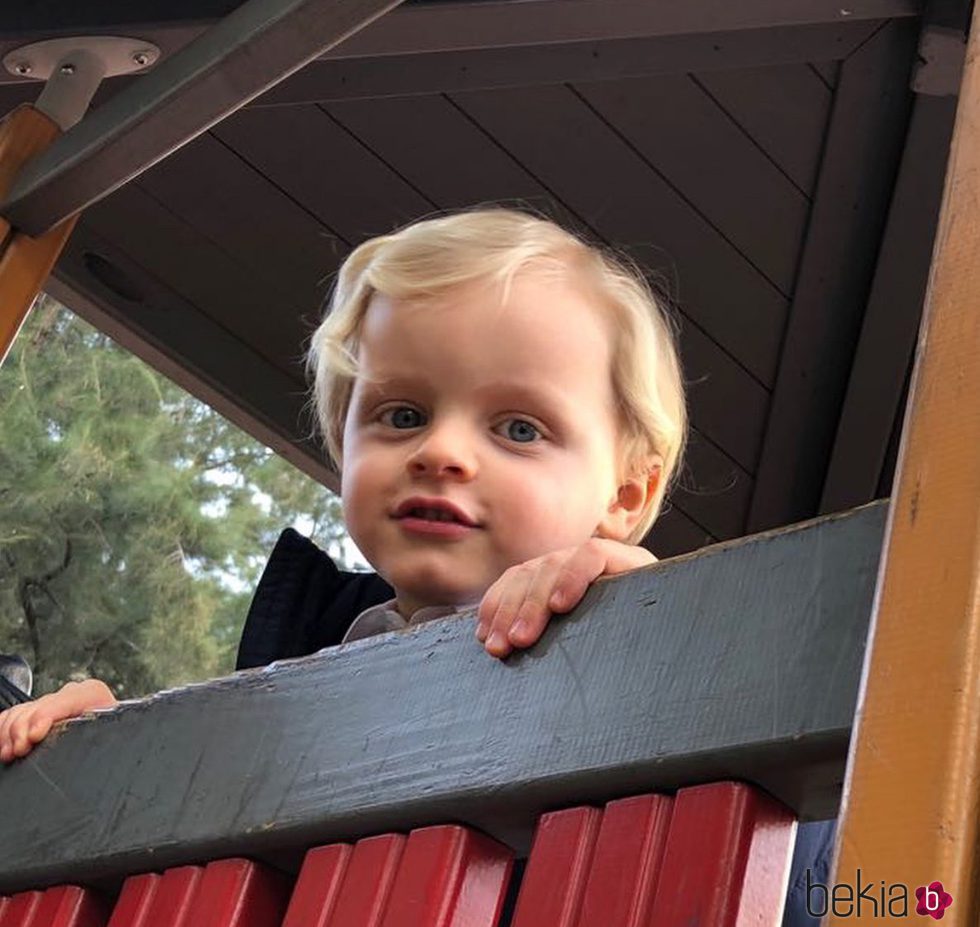 Jacques de Mónaco posa para la cámara de la Princesa Charlene en un parque
