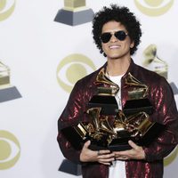 Bruno Mars con sus seis Premios Grammy 2018