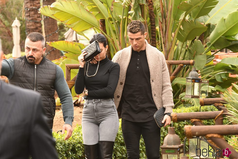 Cristiano Ronaldo y Georgina Rodríguez saliendo de un restaurante de Marbella