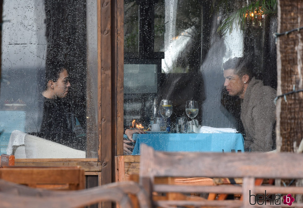 Cristiano Ronaldo y Georgina Rodríguez comiendo en un restaurante de Marbella