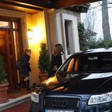 Los Reyes Felipe y Letizia y sus hijas Leonor y Sofía saliendo de su residencia
