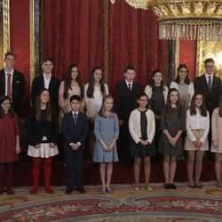 La Princesa Leonor con 20 escolares de España en la entrega del Toisón de Oro que le impuso el Rey Felipe
