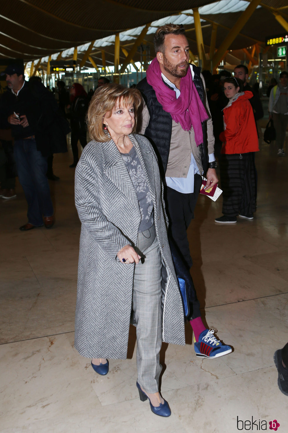 María Teresa Campos y Raúl Prieto llegando al aropuerto para grabar 'Las Campos' en Argentina y Chile