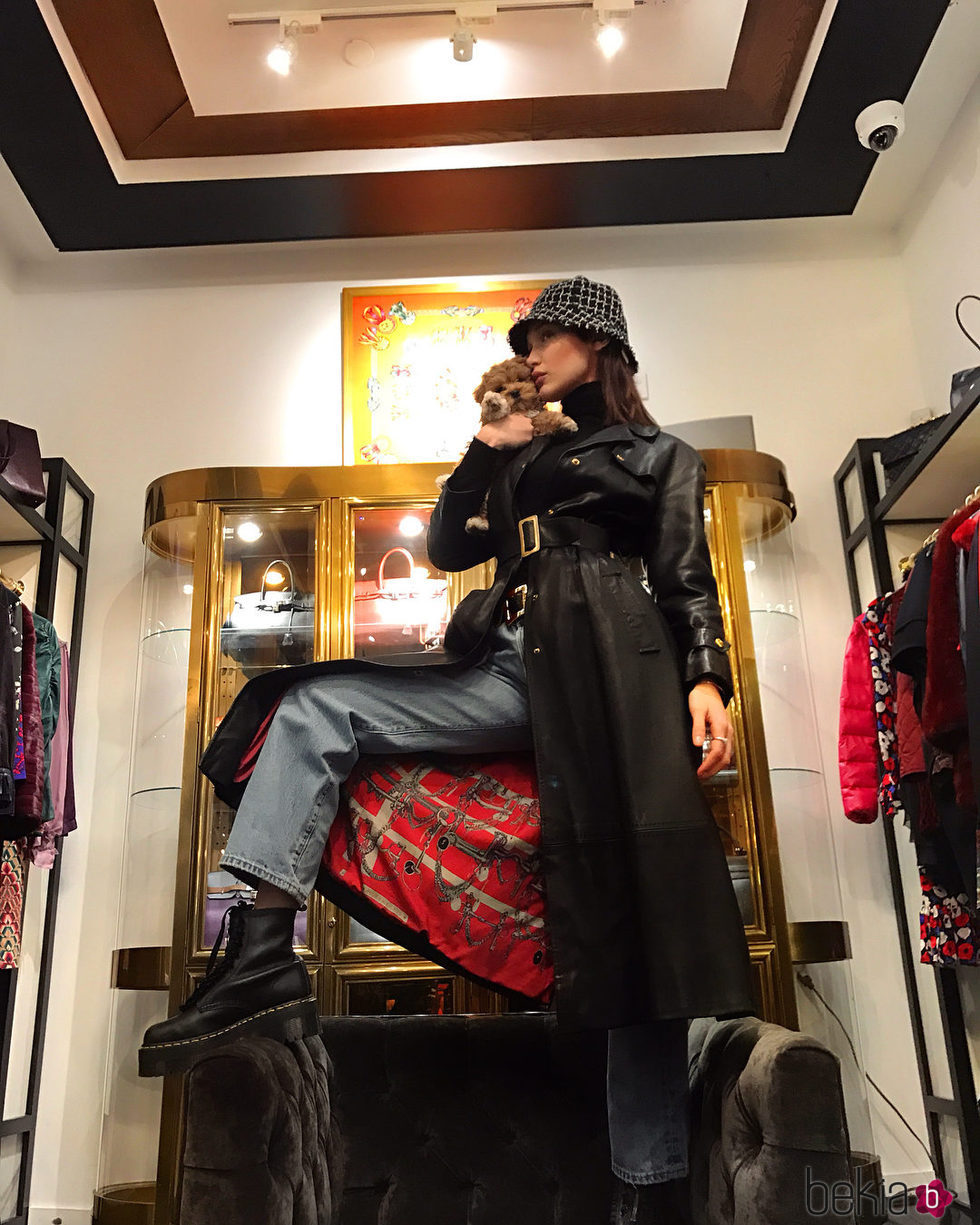 Bella Hadid junto a su nuevo perro