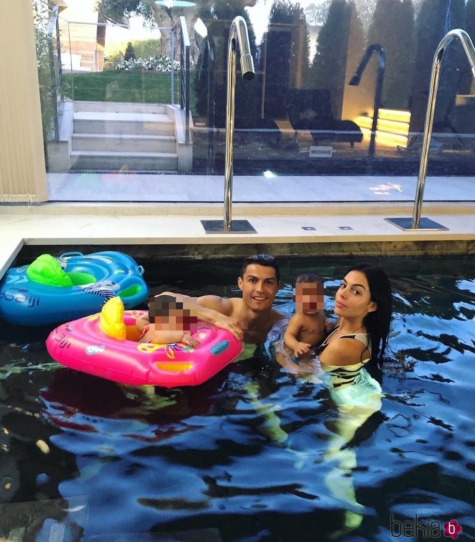 Cristiano Ronaldo y Georgina Rodríguez dándose un chapuzón con Mateo y Eva