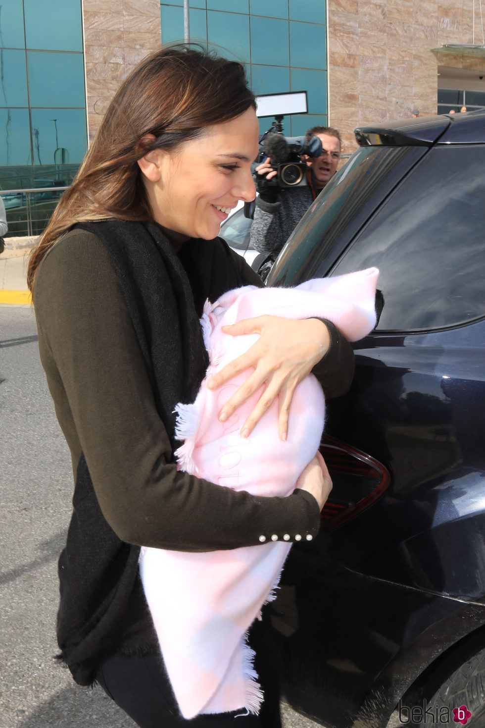 Irene Rosales, emocionada con su hija Carlota en su presentación