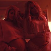 Kylie Jenner y Khloe Kardashian luciendo embarazo