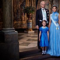 Foto oficial del Rey Carlos Gustavo, Victoria de Suecia y la Princesa Estela por el 200 aniversario de la dinastía Bernardotte