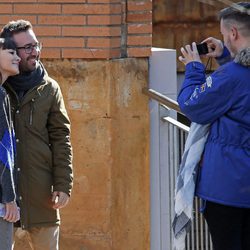 Aitana ('OT 2017') posa con unos fans en la puerta de su casa