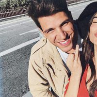 Estela Grande mostrando su anillo de compromiso junto a Diego Matamoros