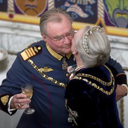 Margarita de Dinamarca besa a Enrique de Dinamarca