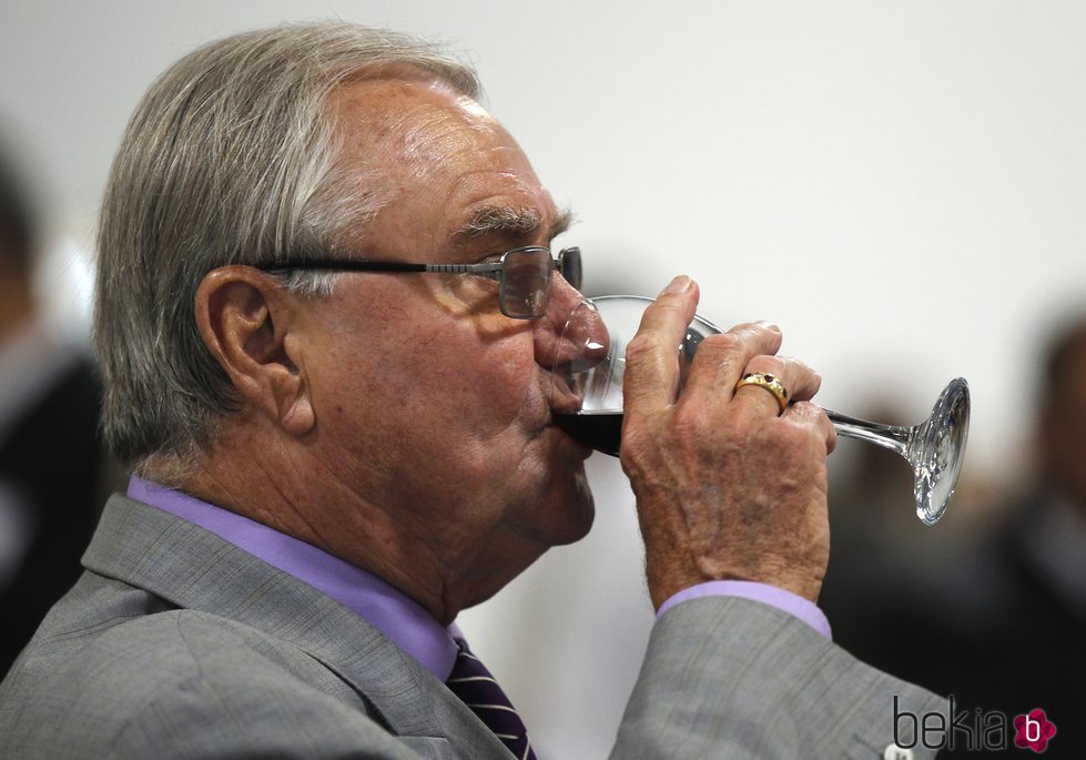 Enrique de Dinamarca bebiendo vino