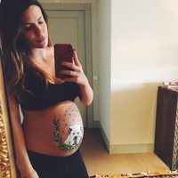 Laura Matamoros se pinta la barriguita