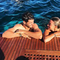 Alice Campello y Álvaro Morata dándose un baño