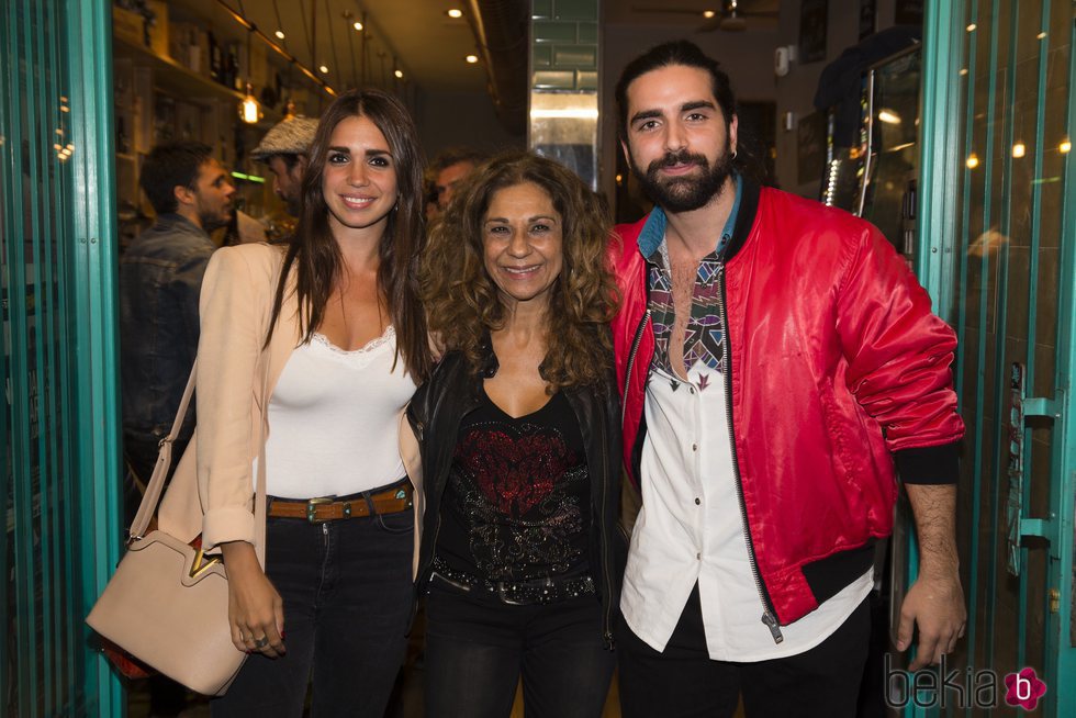 Lolita Flores acompañada de sus hijos, Elena y Guillermo Furiase